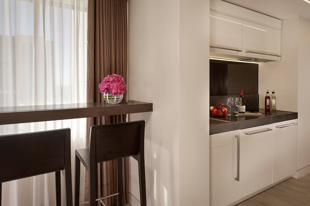 Studio Suite, 1 Queen Bed, Sea View