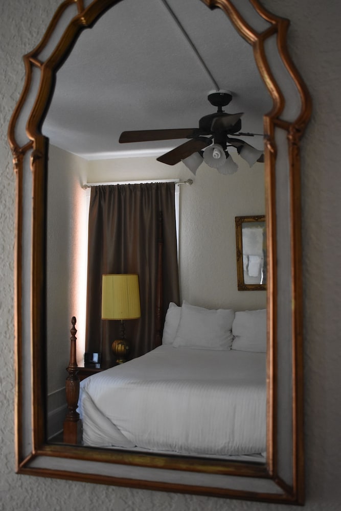 Room 209, Queen Bed, Non Smoking photo 2