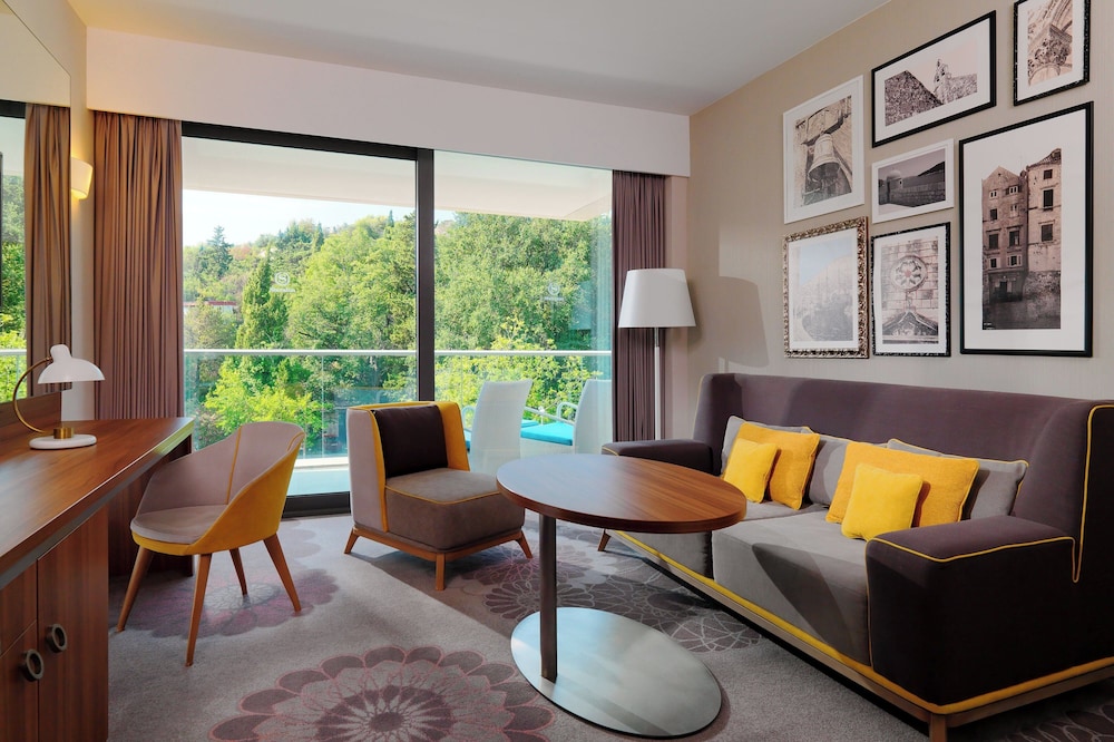 Classic Suite, 1 Bedroom, Courtyard View thumbnail 5