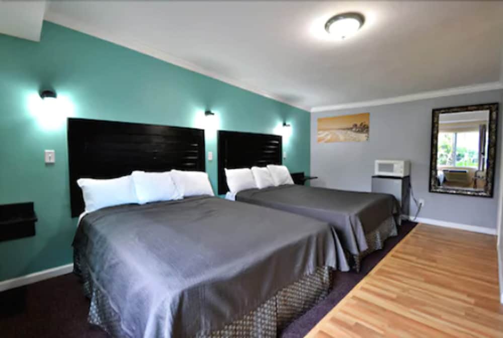 Room, 2 Queen Beds, Non Smoking