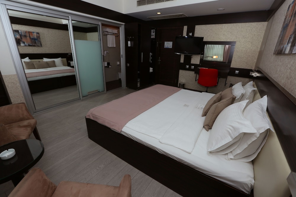 Double Room - Photo 7