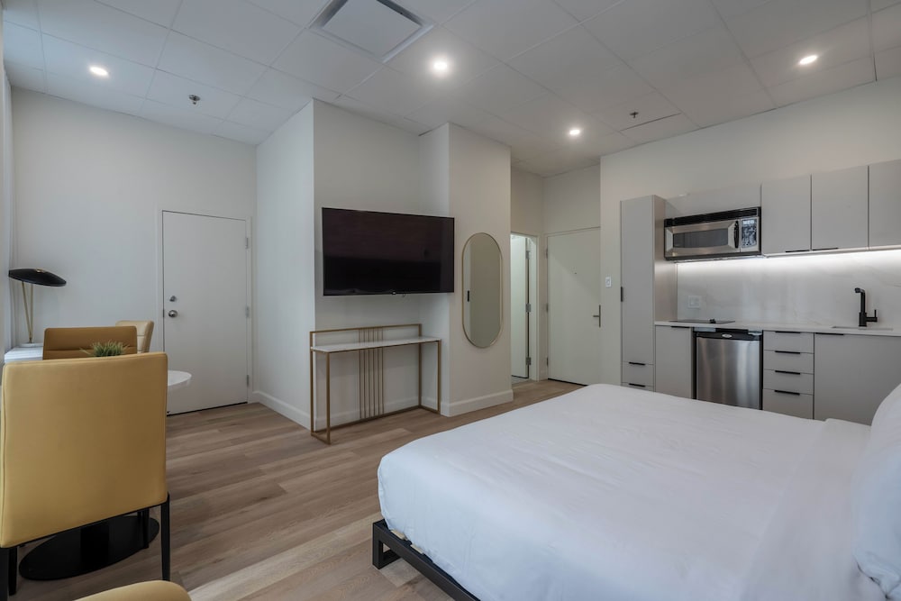 Suite, 1 King Bed, Non Smoking - Photo 2