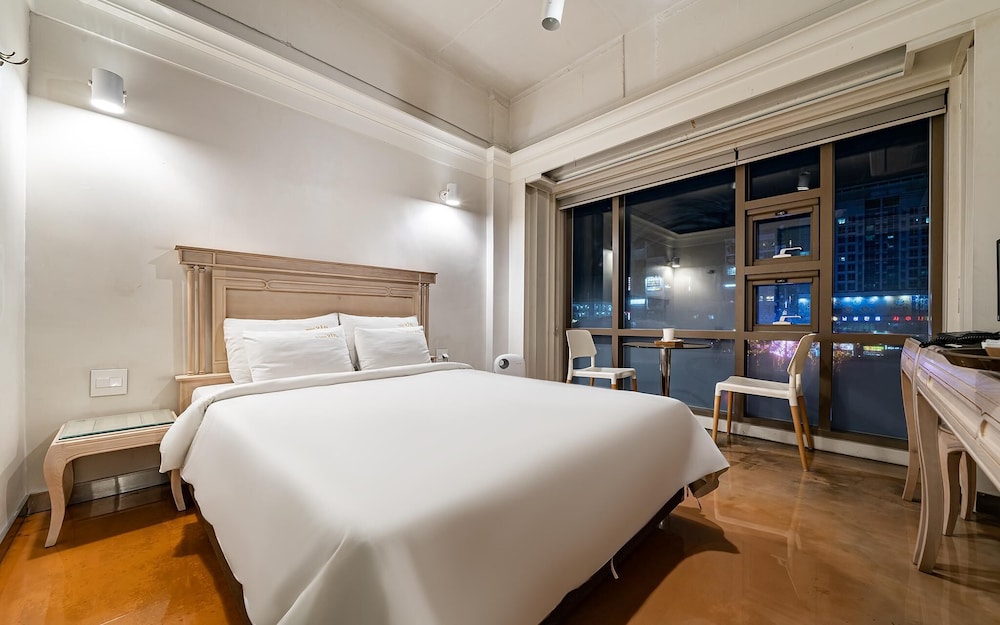 Room (Late check-out (room randomly assigne)