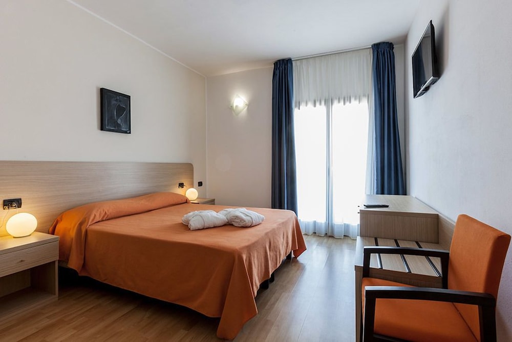 Standard Double or Twin Room photo 1