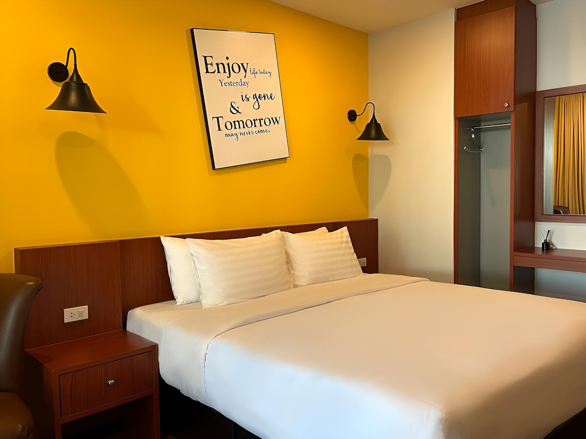 Deluxe Room with Pool View - Photo 1