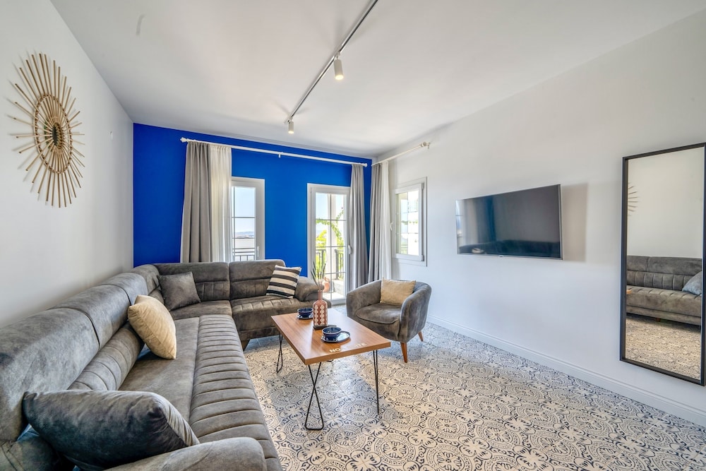 Deluxe Apartment, Partial Sea View