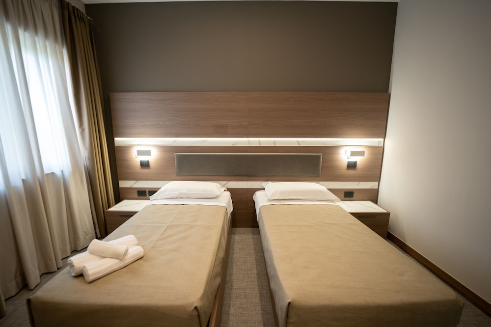 Standard Double or Twin Room - Photo 2