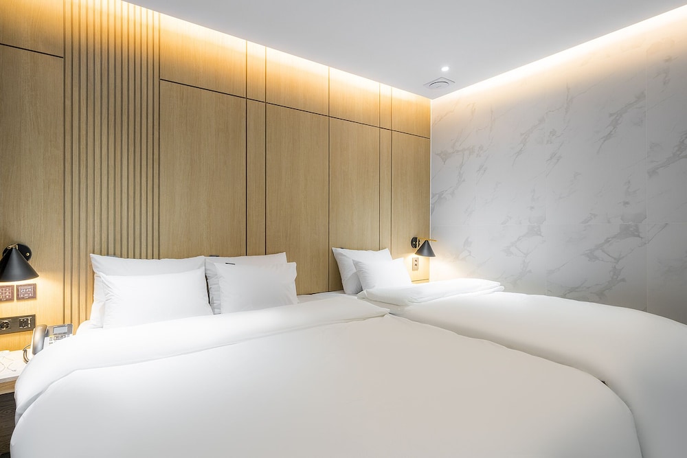 Premium Twin Room - Photo 3