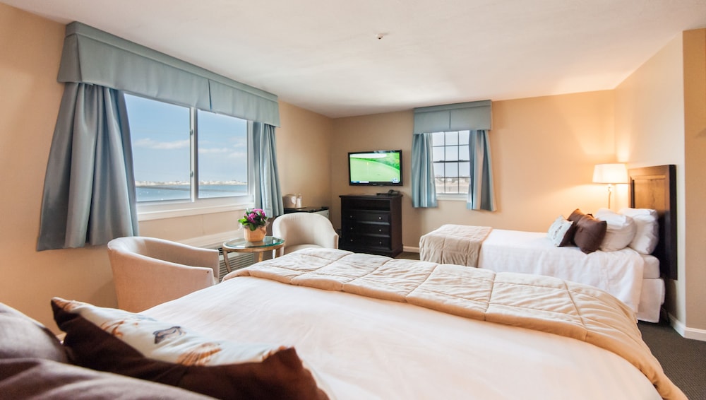 Queen Bed with Twin Bed, Non Smoking, Harbor View photo 2