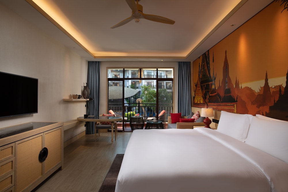 Deluxe Room, 1 King Bed photo 2