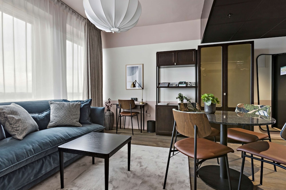 Executive Suite, 1 King Bed, Non Smoking, Refrigerator (Dining Table) - Photo 13