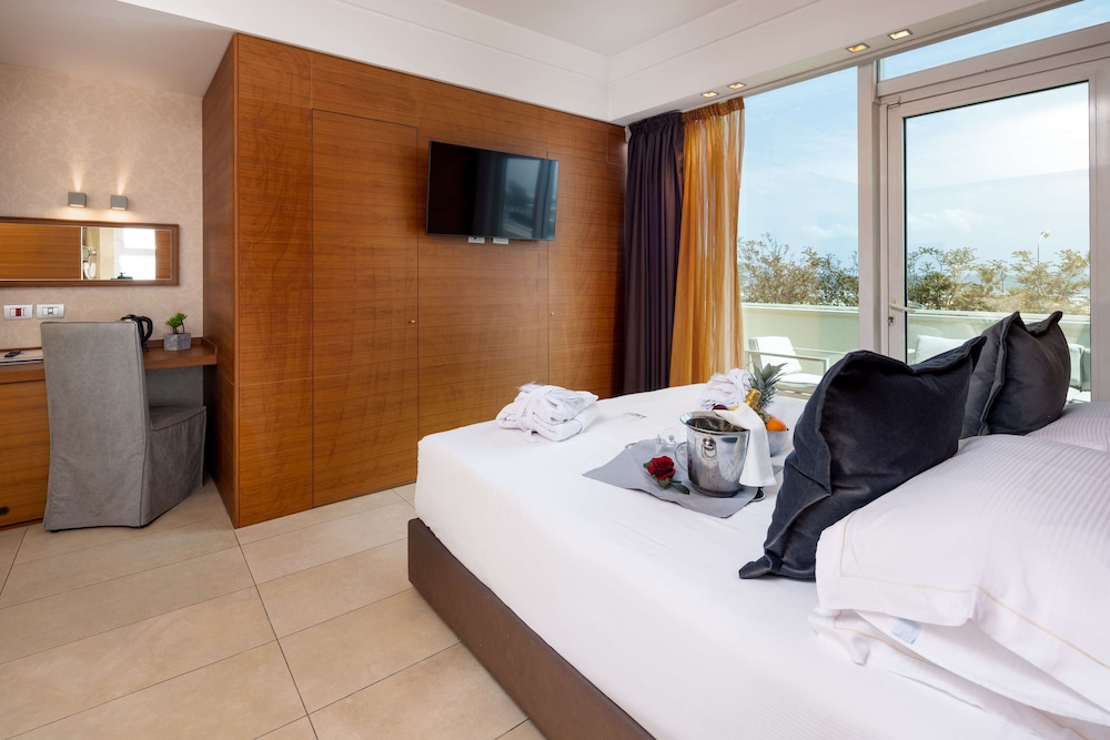 Junior Suite, Multiple Beds, Jetted Tub, Sea View - Photo 3