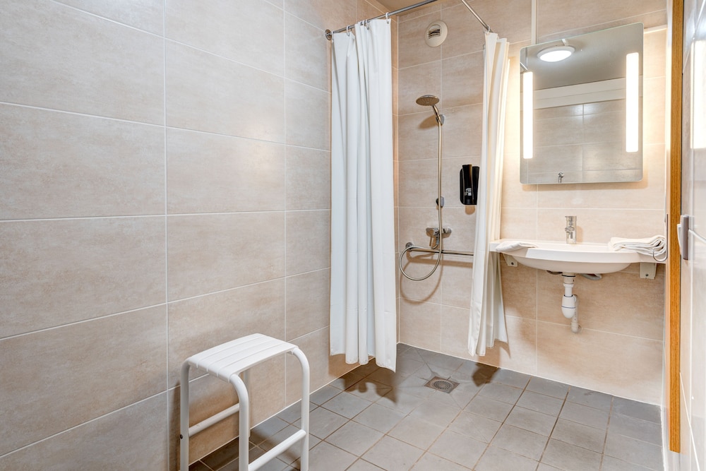 B&B HOTEL LOUVECIENNES, Photo 4