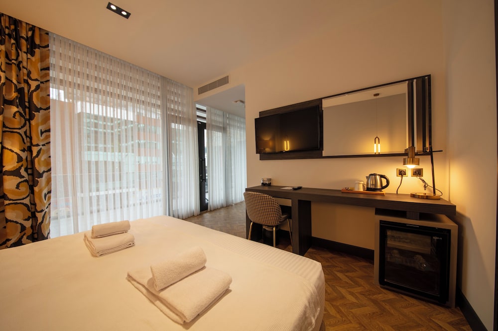 Superior Room with Balcony - Photo 4