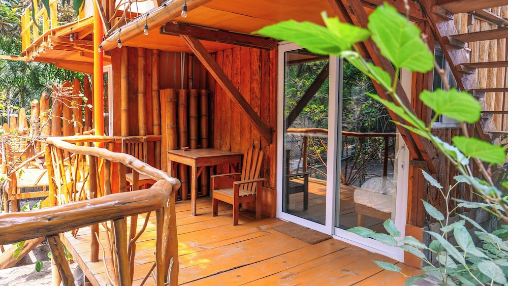 Deluxe Room, 1 King Bed, Balcony photo 3