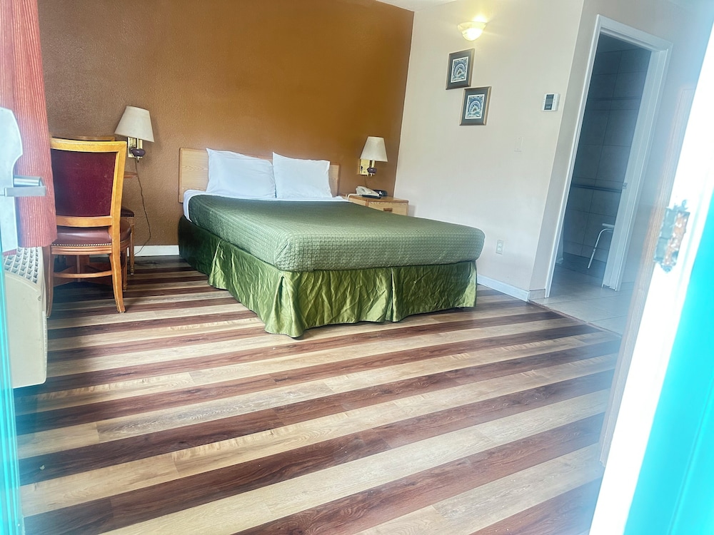 Standard Room, 1 Queen Bed, Non Smoking photo 2