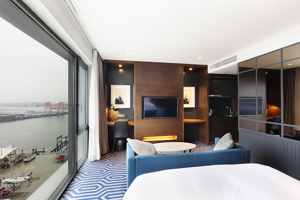 Premier Suite Room (Complimentary Pool Access for 2) - Photo 11