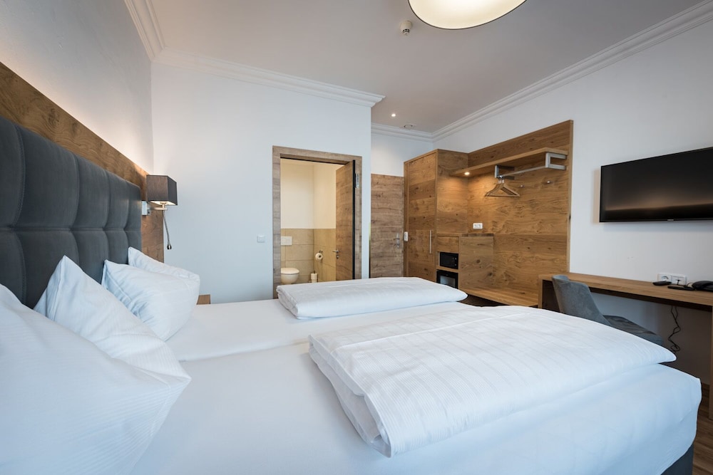 Comfort Double Room, 1 King Bed, Non Smoking, Refrigerator photo 2
