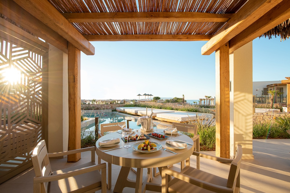 Suite Sea Front Sharing Pool