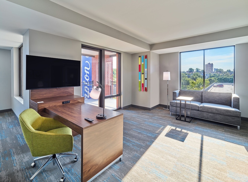Studio, 2 Queen Beds, Refrigerator & Microwave (Wet bar) photo 3