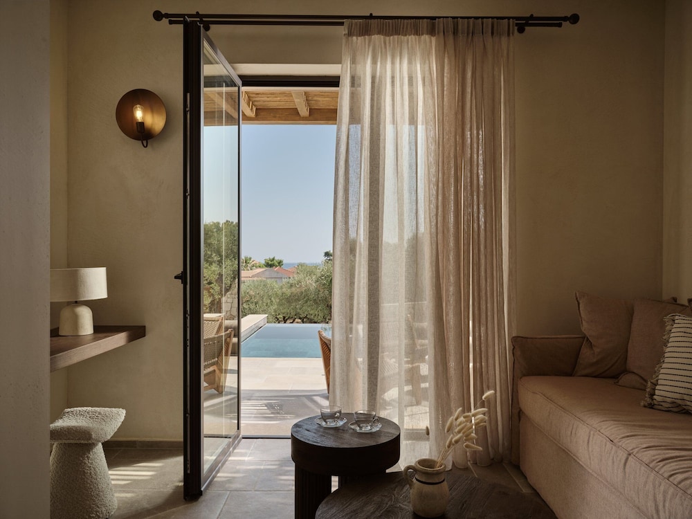 Superior Suite with Private Pool and Sea View - Photo 9