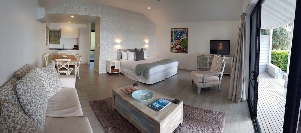 Comfort Studio Suite, 1 King Bed, Beachfront photo 2