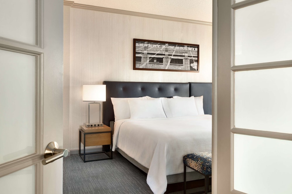 Premium Room, 1 King Bed, Accessible, View (Bathtub) photo 2