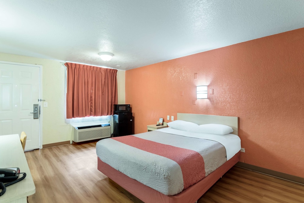 Standard Room, 1 Queen Bed, Smoking, Refrigerator & Microwave photo 3