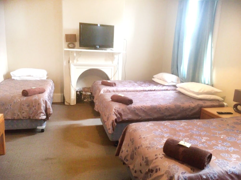 6 Bed Room, Shared Bathroom - Photo 1