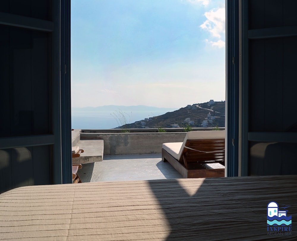 Deluxe Duplex, 3 Bedrooms, Lanai, Oceanfront (Triantaros I) photo 3
