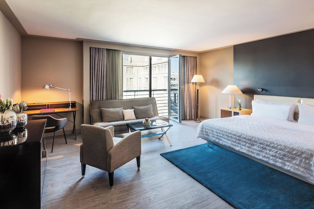Junior Suite, 1 King Bed with Sofa bed, Garden View photo 1