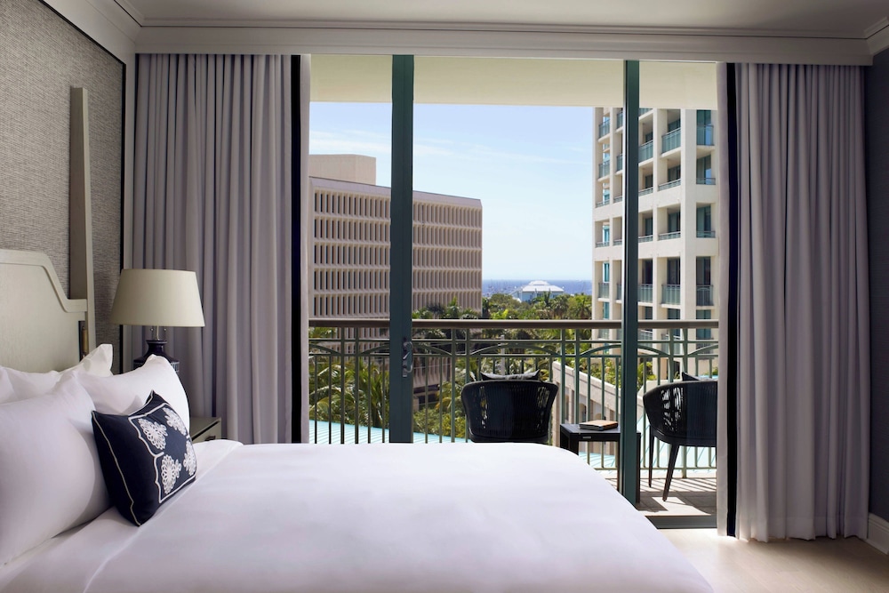 Premium Room, 1 King Bed, City View (Mobility/Hearing Access, Roll-in Shwr)