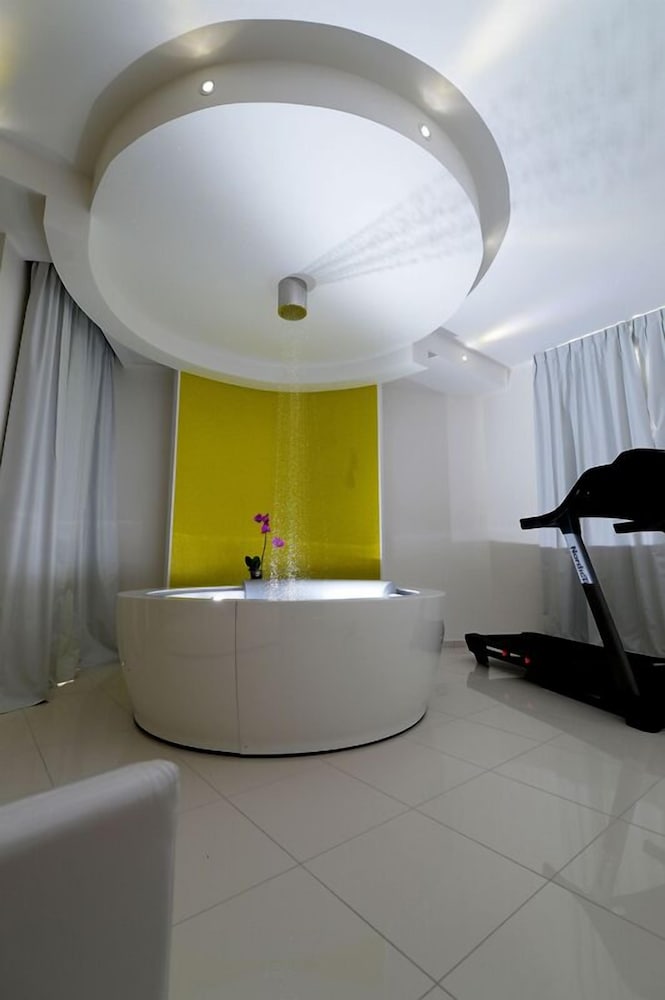 Deluxe Suite, Bathtub photo 2