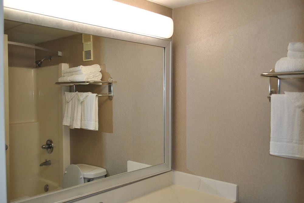 Deluxe Room, 2 Queen Beds, Non Smoking, Refrigerator & Microwave photo 3