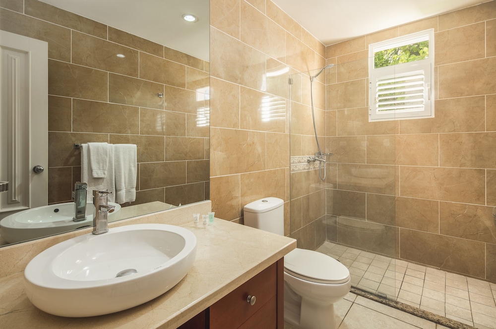 Signature Condo, 2 Bedrooms, Poolside photo 3