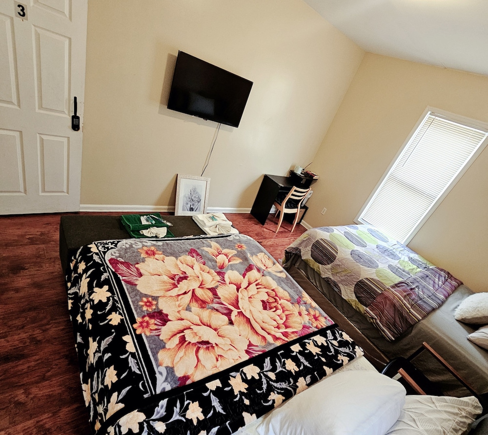 Classic Room, 2 Queen Beds, Non Smoking, Shared Bathroom