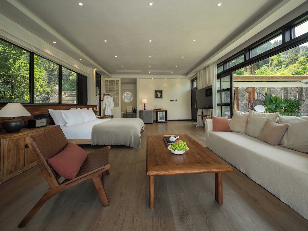 Premier Suite, Hill View photo 2