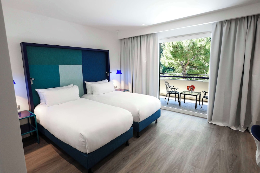 Superior Room, 2 Twin Beds, Non Smoking, Hill View thumbnail 5
