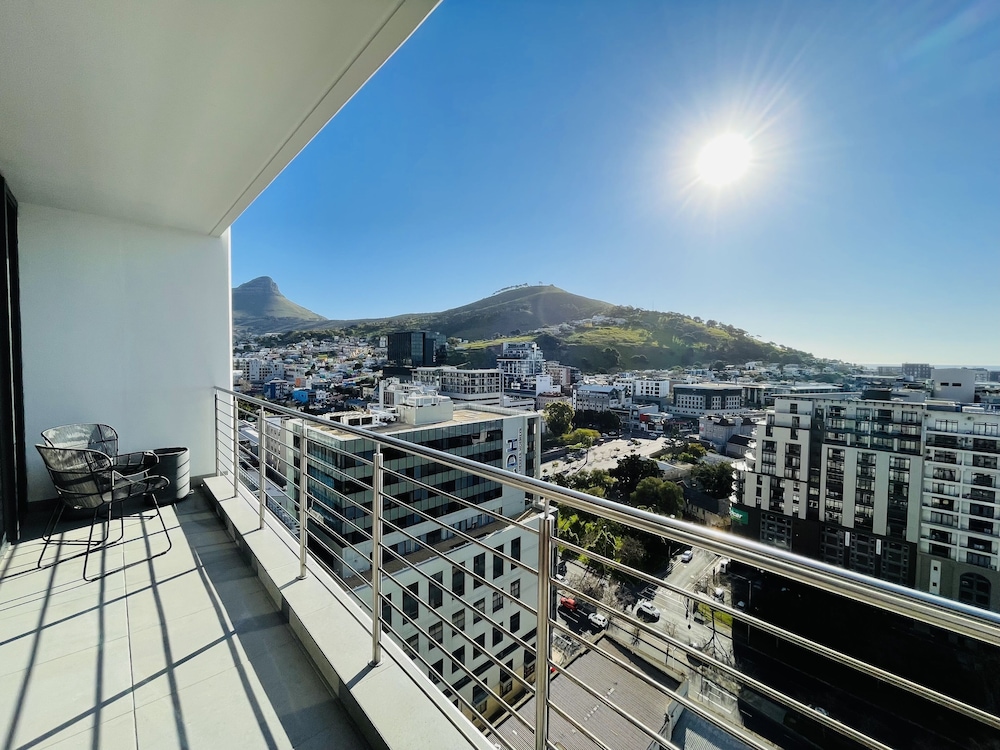 Luxury Apartment, 1 Queen Bed, Balcony, City View, photo 6