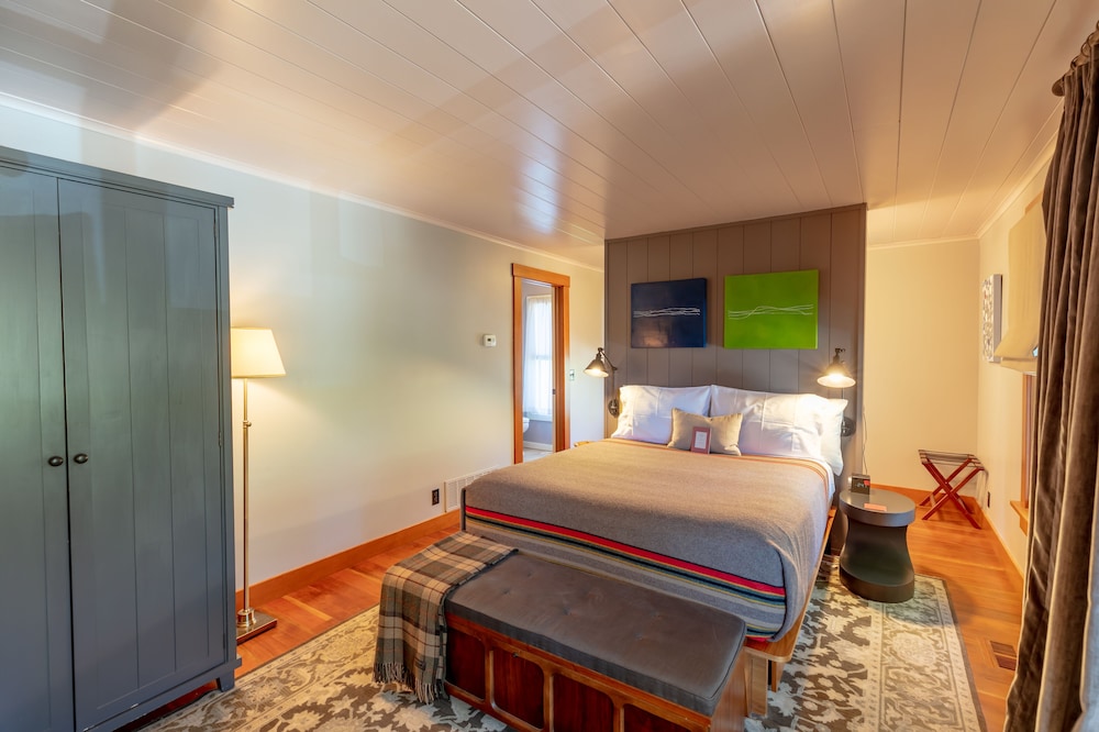 Deluxe Room (Upstairs Carriage House)