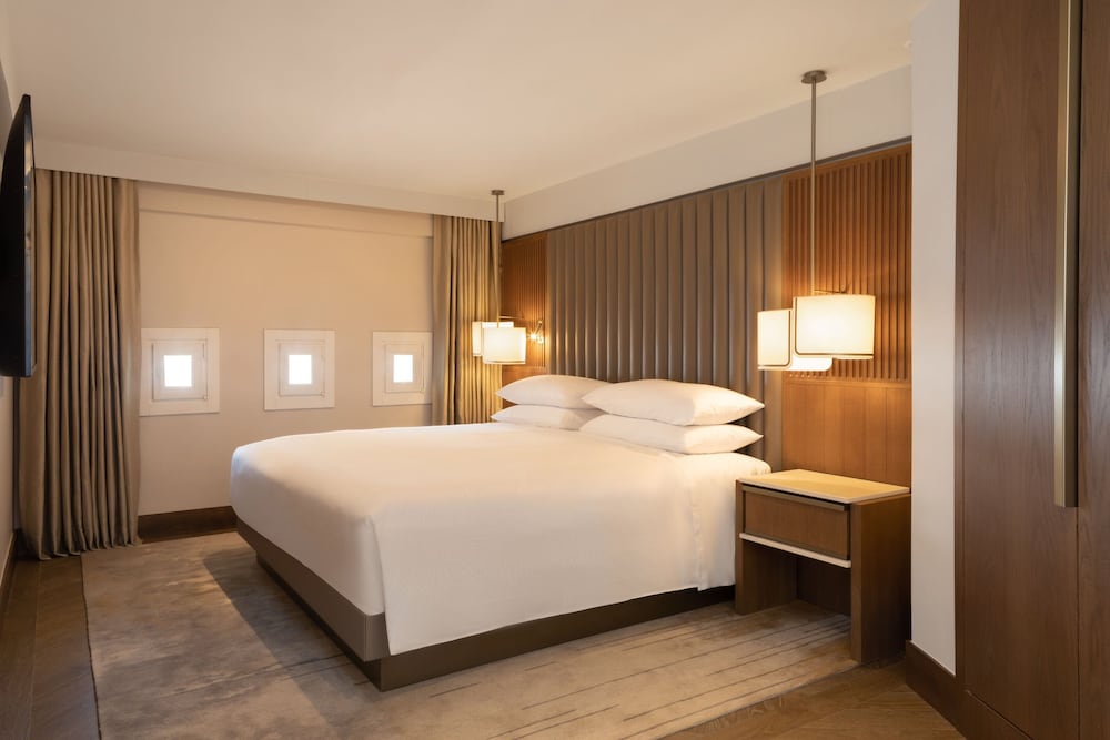 Junior Suite, 1 King Bed, Non Smoking, City View