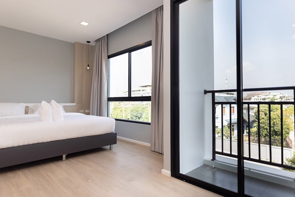 Deluxe Room, 1 King Bed, Non Smoking, City View