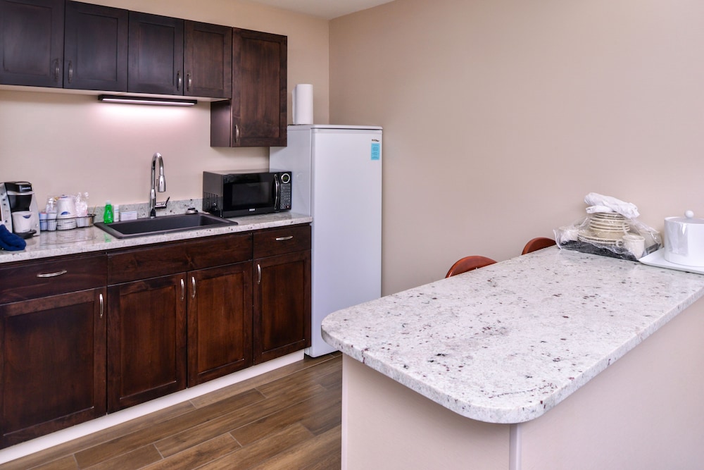 Suite, 1 King Bed, Non Smoking - Photo 4
