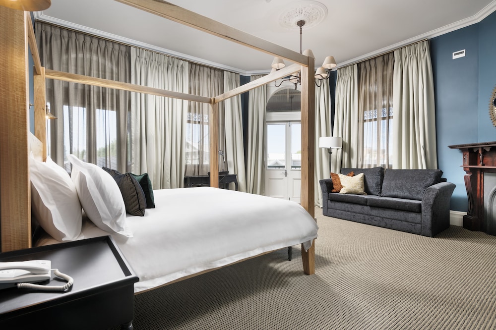 Deluxe Suite, 1 King Bed, Balcony photo 2