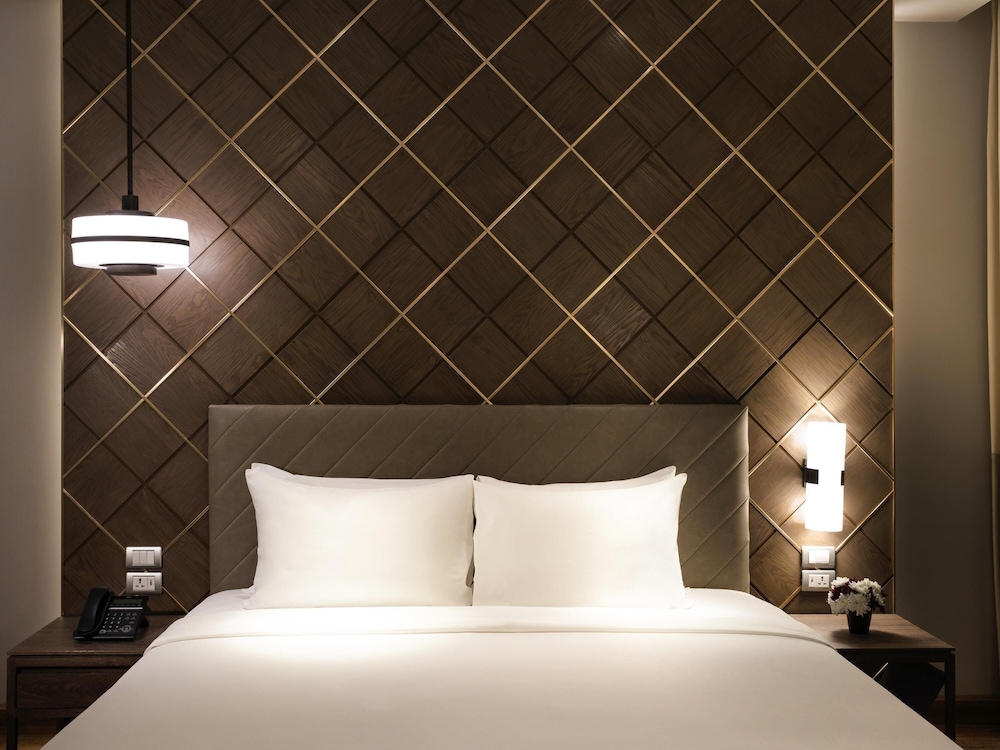 Deluxe Suite, 1 King Bed, City View photo 1