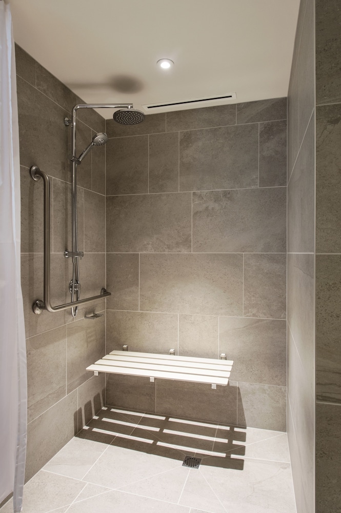 Grand Accessible King Room - Photo 6