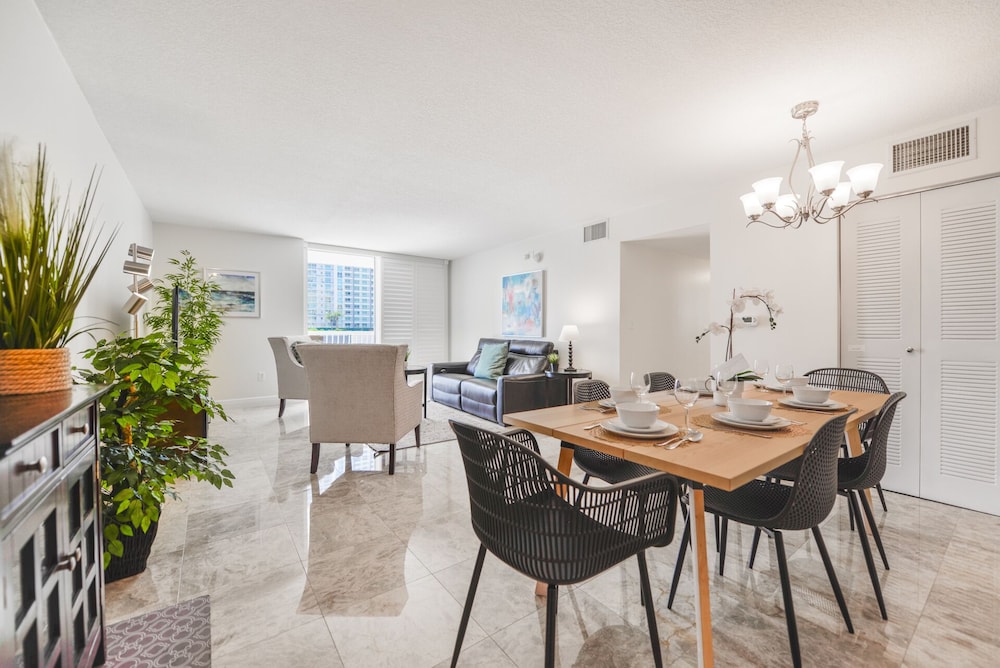 City Apartment, 3 Bedrooms, City View, Oceanfront photo 1