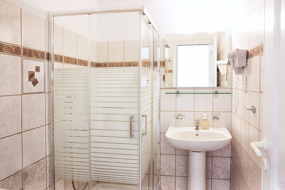 Standard Double or Twin Room photo 3