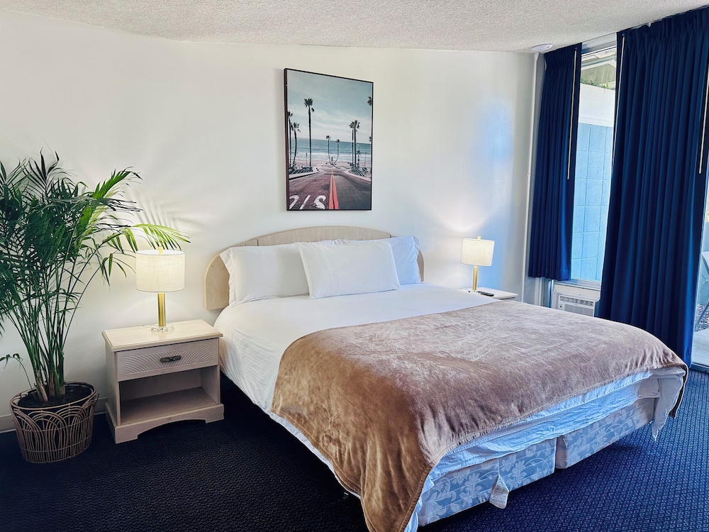 Economy Room, 1 King Bed, Patio, Garden View, photo 6