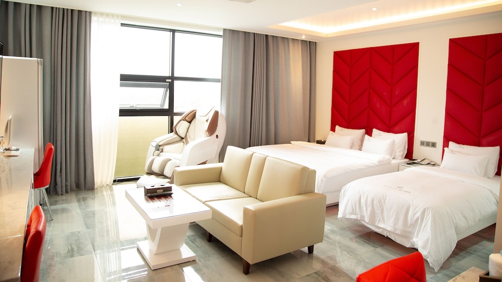 Suite Twin Room (Extra Person Fee Check On-site) - Photo 1